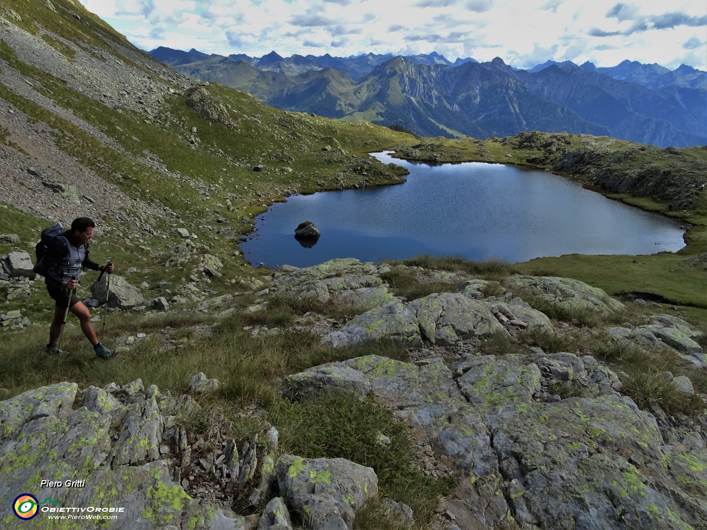 35 Dal lago superiore saliamo per traccia....JPG